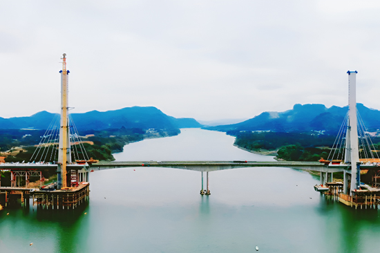 柳梧鐵路盤(pán)龍柳江特大橋進(jìn)入掛索施工階段。白一男攝