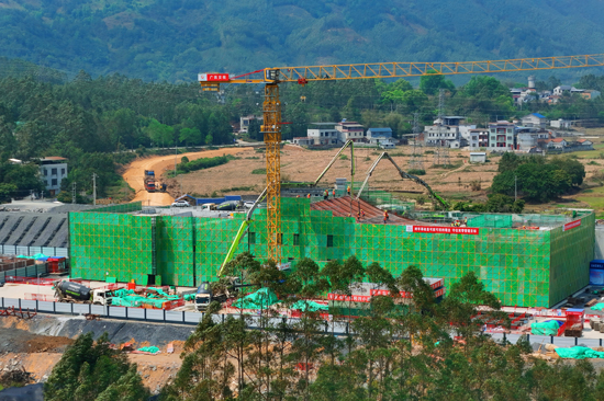 柳梧鐵路東鄉(xiāng)站站房主體結(jié)構(gòu)封頂。藍(lán)偉攝