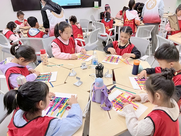 孩子們正在進(jìn)行手工。廣西博物館供圖