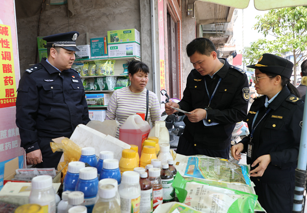 聯(lián)合執(zhí)法人員到上思縣農(nóng)資店開展專項(xiàng)檢查