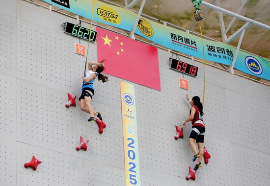 覃于妹(左一)決賽登頂