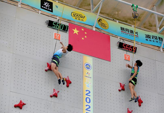 零勇志(左一)1/2決賽登頂