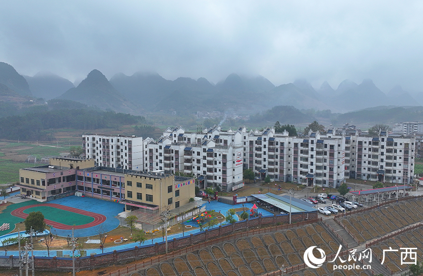 配套設施完善的忻城縣北更鄉(xiāng)金銀花易地搬遷安置點。人民網 付華周攝