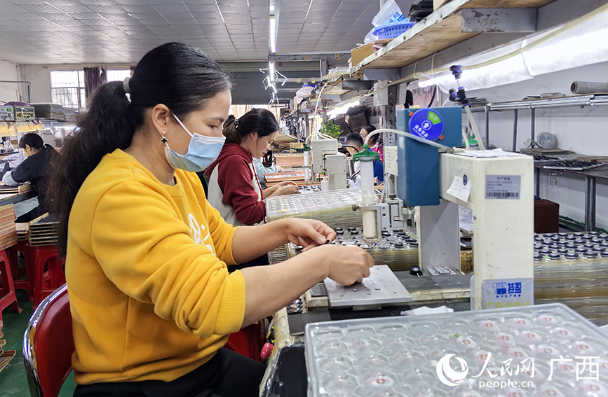 搬遷群眾在安置區(qū)內的就業(yè)車間務工。人民網 付華周攝