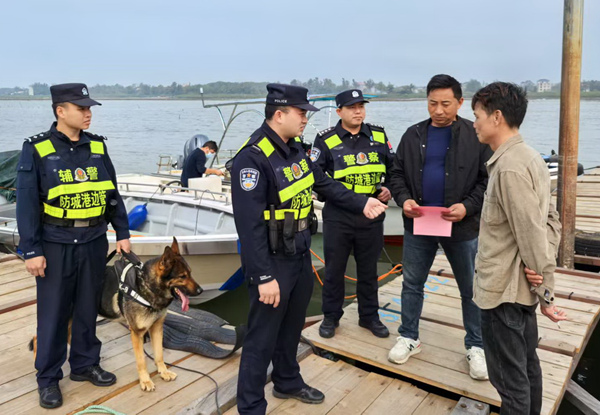 民警走上漁船開展宣傳。