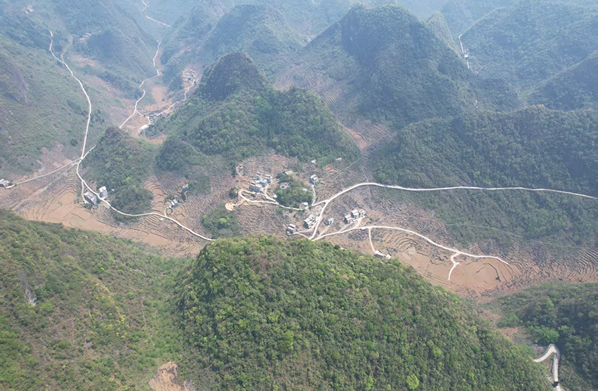 位于大山深處的隆明村。東蘭縣融媒體中心供圖