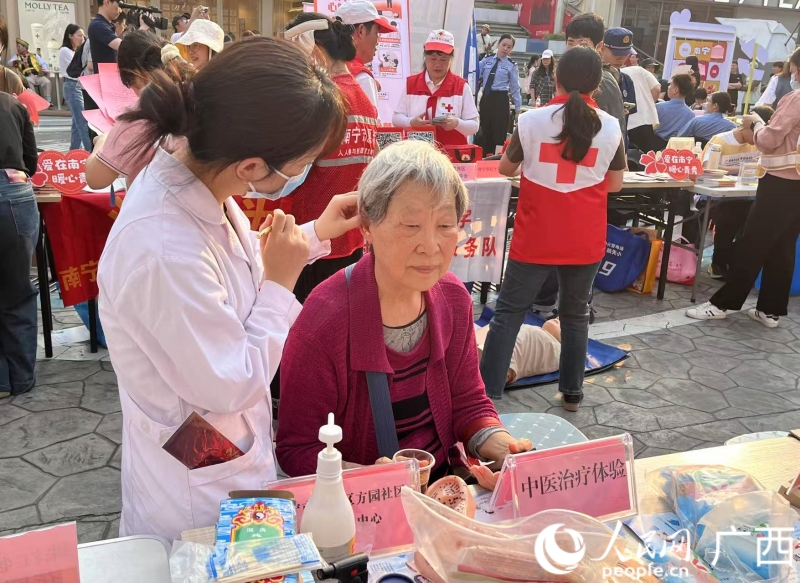 市民進行中醫(yī)治療體驗。人民網(wǎng) 韋歡攝