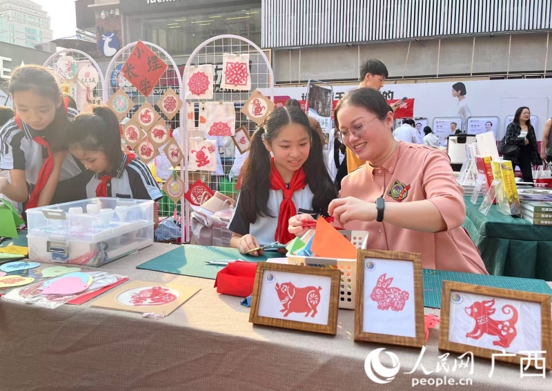 現(xiàn)場展示剪紙技藝及作品。人民網(wǎng) 韋歡攝