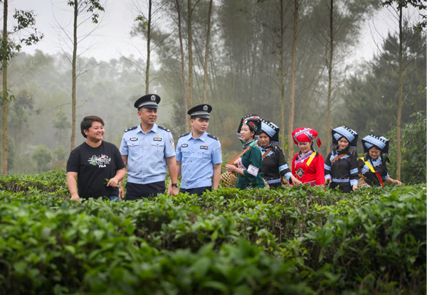 圖為灘營派出所民警到茶園開展巡邏、走訪。唐運鵬攝