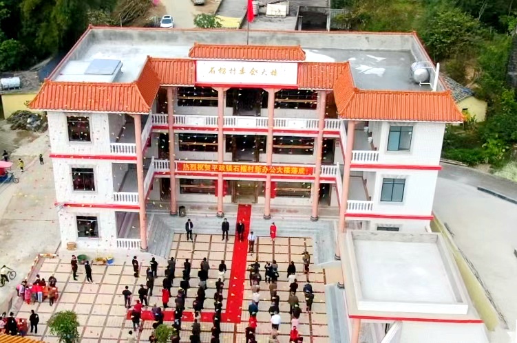 “石榴經(jīng)驗”在平政鎮(zhèn)石榴村先行，接著在全鎮(zhèn)各村復制推廣。李京東攝