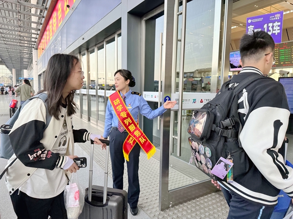 南寧車(chē)站為研學(xué)團(tuán)增設(shè)專(zhuān)用通道，方便學(xué)生們快速進(jìn)站。于莉攝