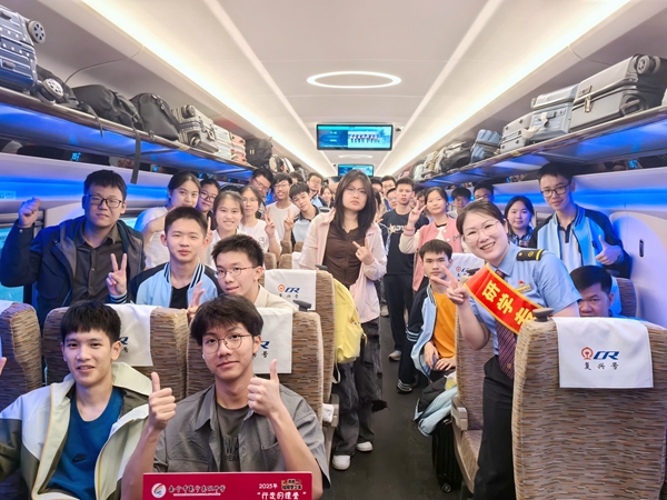 南寧車站研學服務隊工作人員與學生在車廂內合影。麥竹嫻攝