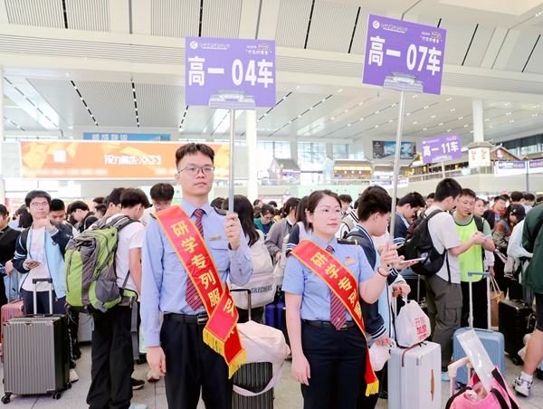 南寧車站研學(xué)服務(wù)隊工作人員在檢票口帶隊等候檢票。于莉攝