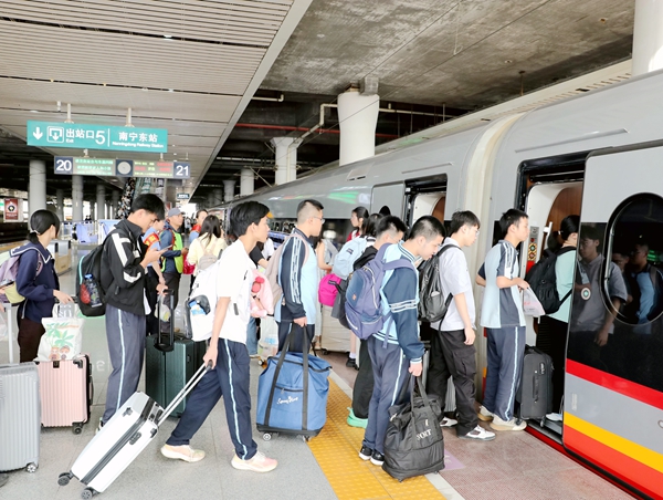 研學(xué)的學(xué)生有序上車。于莉攝