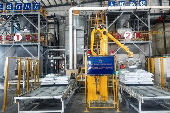 高性能標(biāo)線涂料智能化綠色環(huán)保生產(chǎn)線正在作業(yè)中。藍(lán)伊玲攝