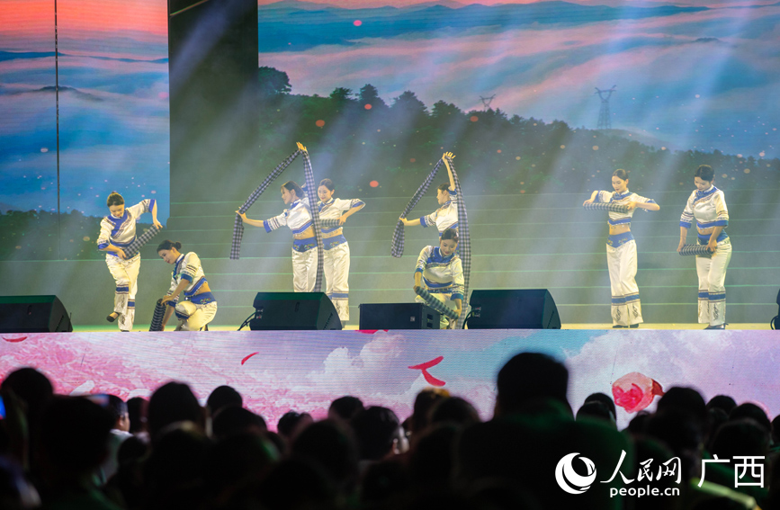 舞蹈表演《梳花》。