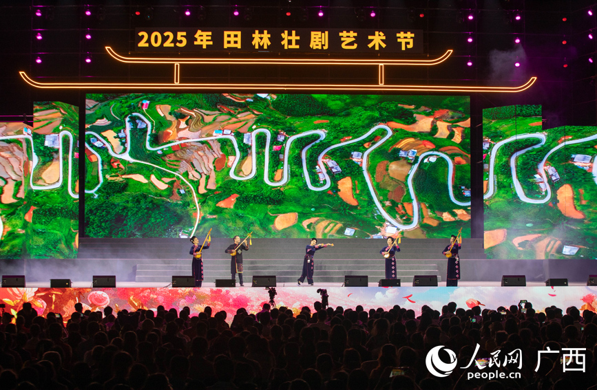 越南高平藝術(shù)團演繹天琴民歌《歸鄉(xiāng)之路》。