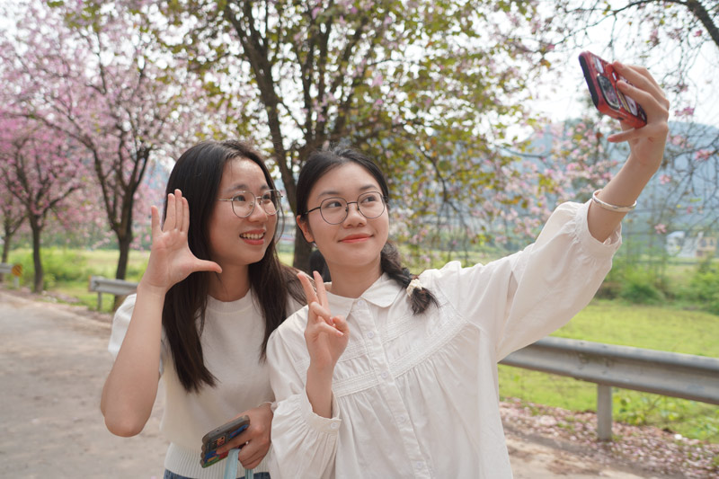 兩名游客在自拍