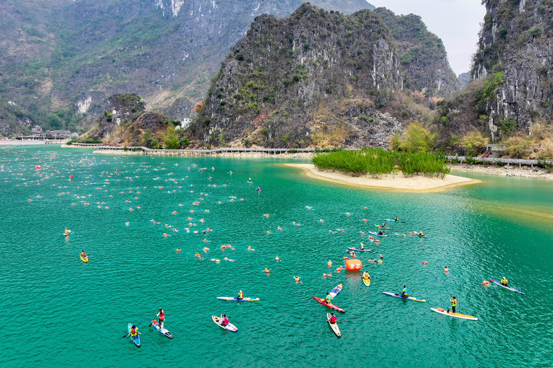 游泳者身影與山水交融，構(gòu)成壯觀的動(dòng)態(tài)水墨畫。羅小鳳攝
