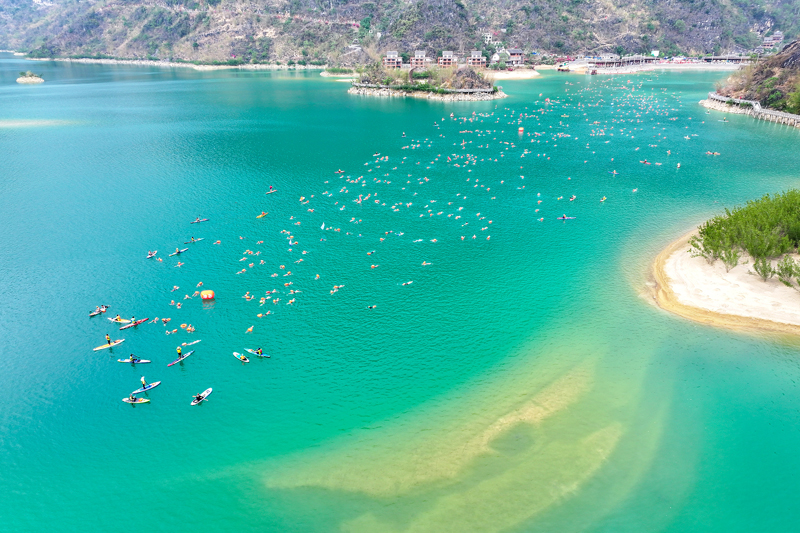 “人在畫中游”的詩(shī)意。羅小鳳攝