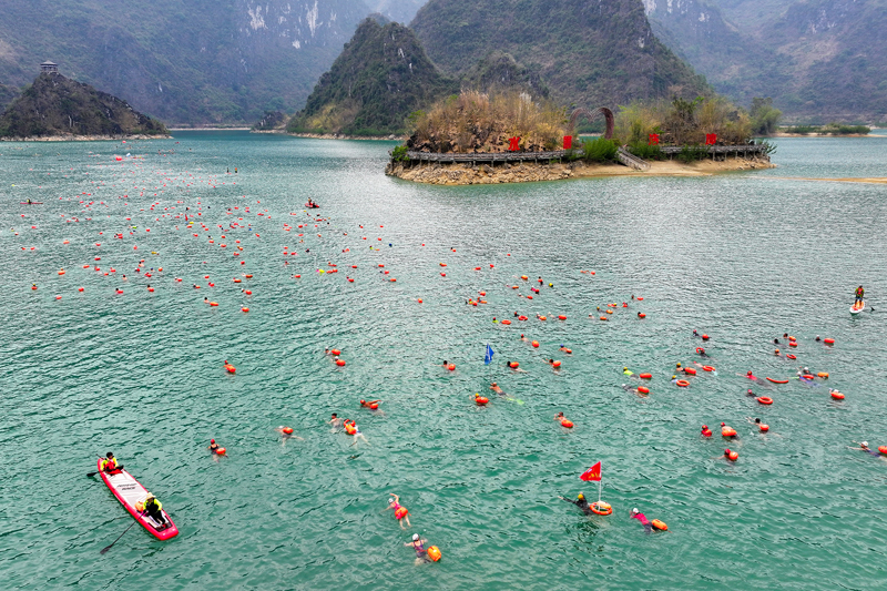 暢游浩坤湖。羅小鳳攝