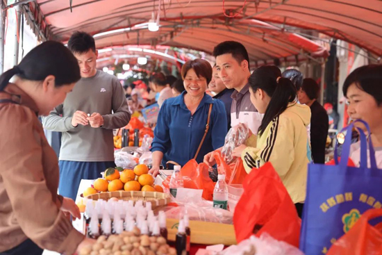 特色農(nóng)產(chǎn)品暨幫扶產(chǎn)品展銷區(qū)內(nèi)的農(nóng)產(chǎn)品琳瑯滿目