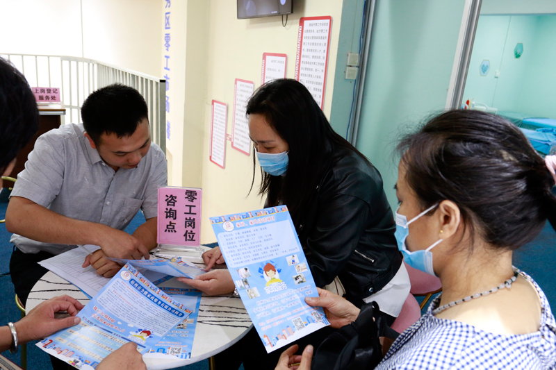 萬(wàn)秀區(qū)“金牌就業(yè)管家”零工市場(chǎng)工作人員向求職者介紹工作崗位。