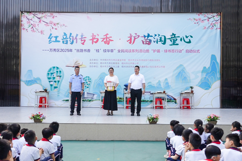 向師生、家長(zhǎng)捐贈(zèng)書籍。