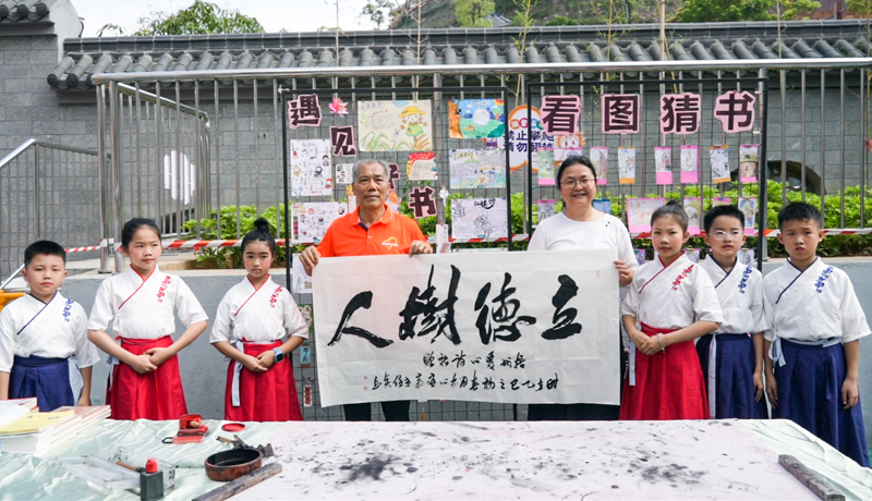 書法家現(xiàn)場(chǎng)揮毫。