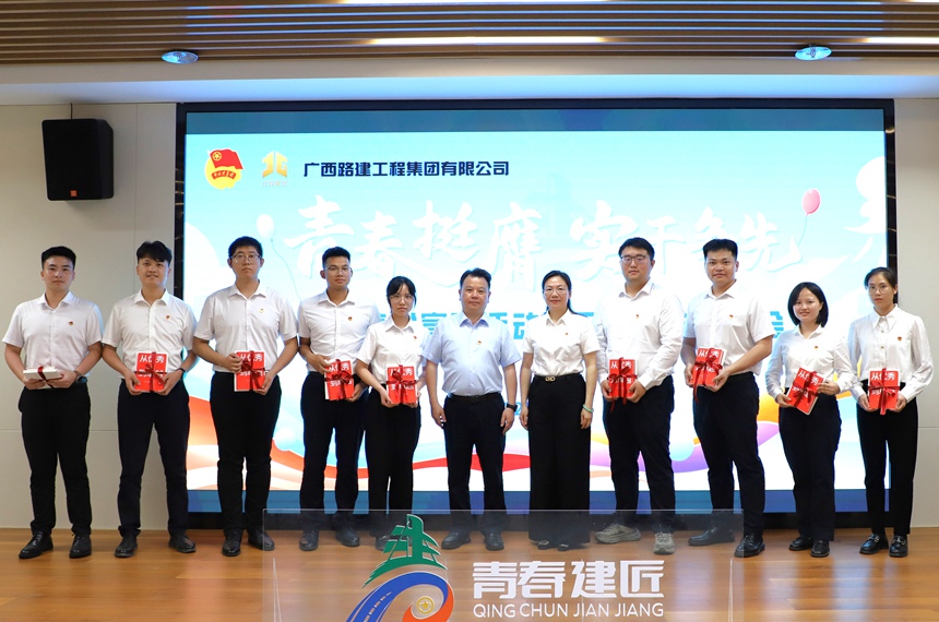 本次活動(dòng)向青年代表贈(zèng)送了《從優(yōu)秀到卓越》《AI公文寫(xiě)作》讀物。梁劍鋒攝