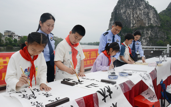 平山小學(xué)學(xué)生現(xiàn)場(chǎng)書畫。鄧宇攝