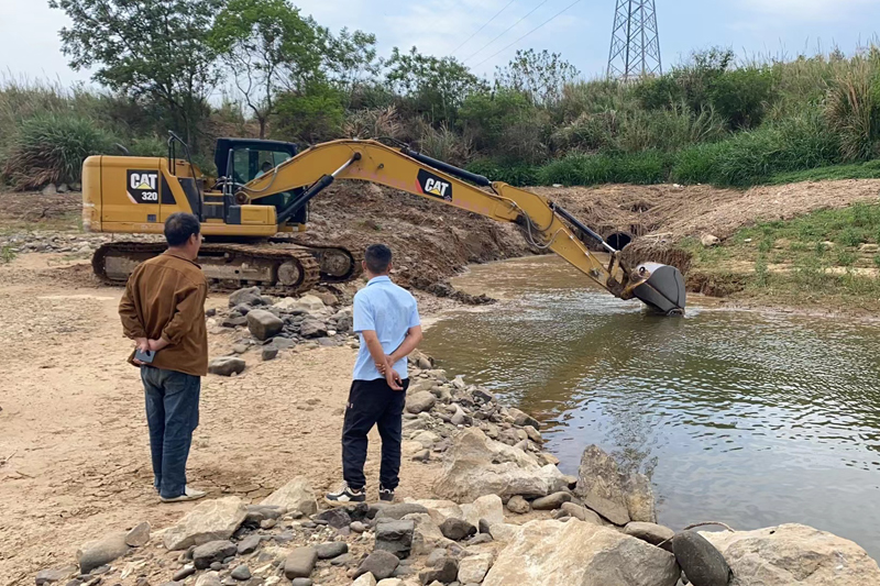 調(diào)集挖掘機進(jìn)行應(yīng)急清淤保障水源暢通。