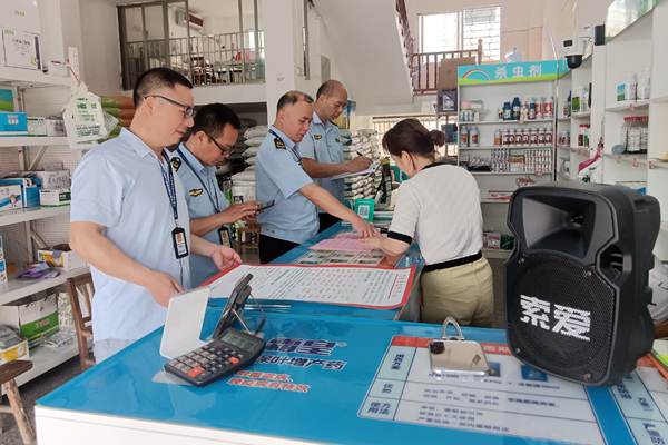 執(zhí)法人員在蓮塘鎮(zhèn)開展農(nóng)資經(jīng)營安全執(zhí)法巡查。