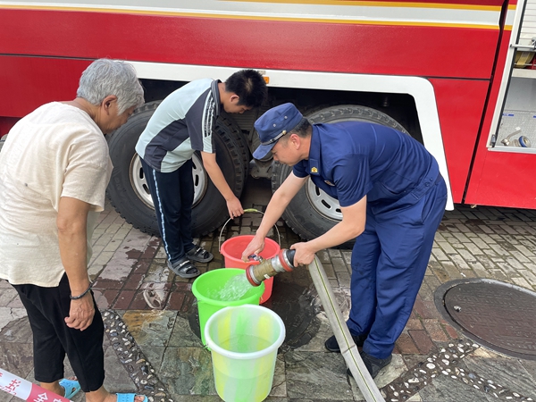 送水現(xiàn)場(chǎng)有條不紊。南寧經(jīng)濟(jì)技術(shù)開發(fā)區(qū)消防救援大隊(duì)供圖