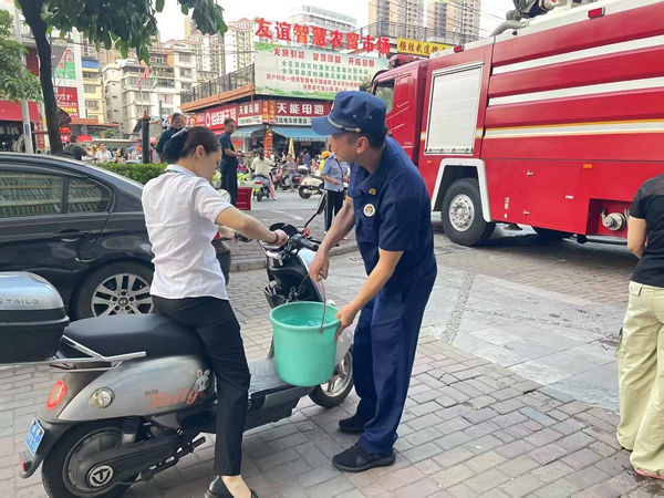 送水現(xiàn)場(chǎng)有條不紊。南寧經(jīng)濟(jì)技術(shù)開發(fā)區(qū)消防救援大隊(duì)供圖