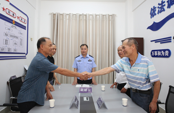 在“唄噥”調(diào)解室，經(jīng)民警調(diào)解后雙方握手言和