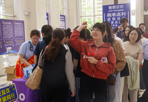 圖為防城港市反詐中心民警為企業(yè)財務(wù)人員現(xiàn)場講解反詐知識。凌源攝
