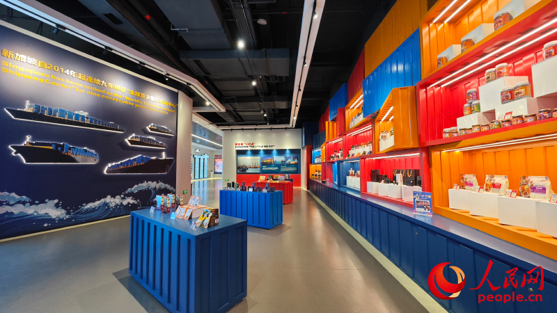 中國(guó)—東盟特色商品匯聚中心新加坡館。人民網(wǎng)記者 嚴(yán)立政攝