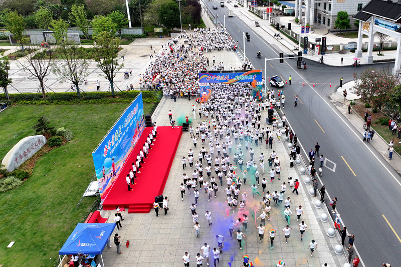 選手在成龍湖廣場起跑