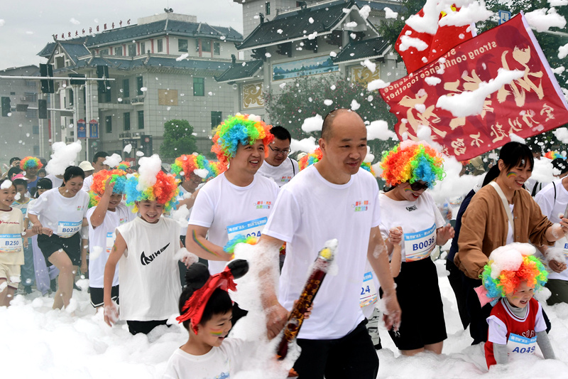 參賽隊(duì)員在比賽中