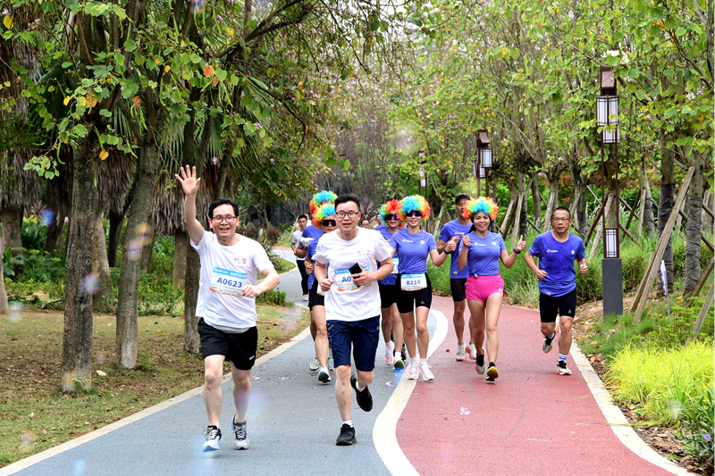 參賽隊(duì)員在比賽中