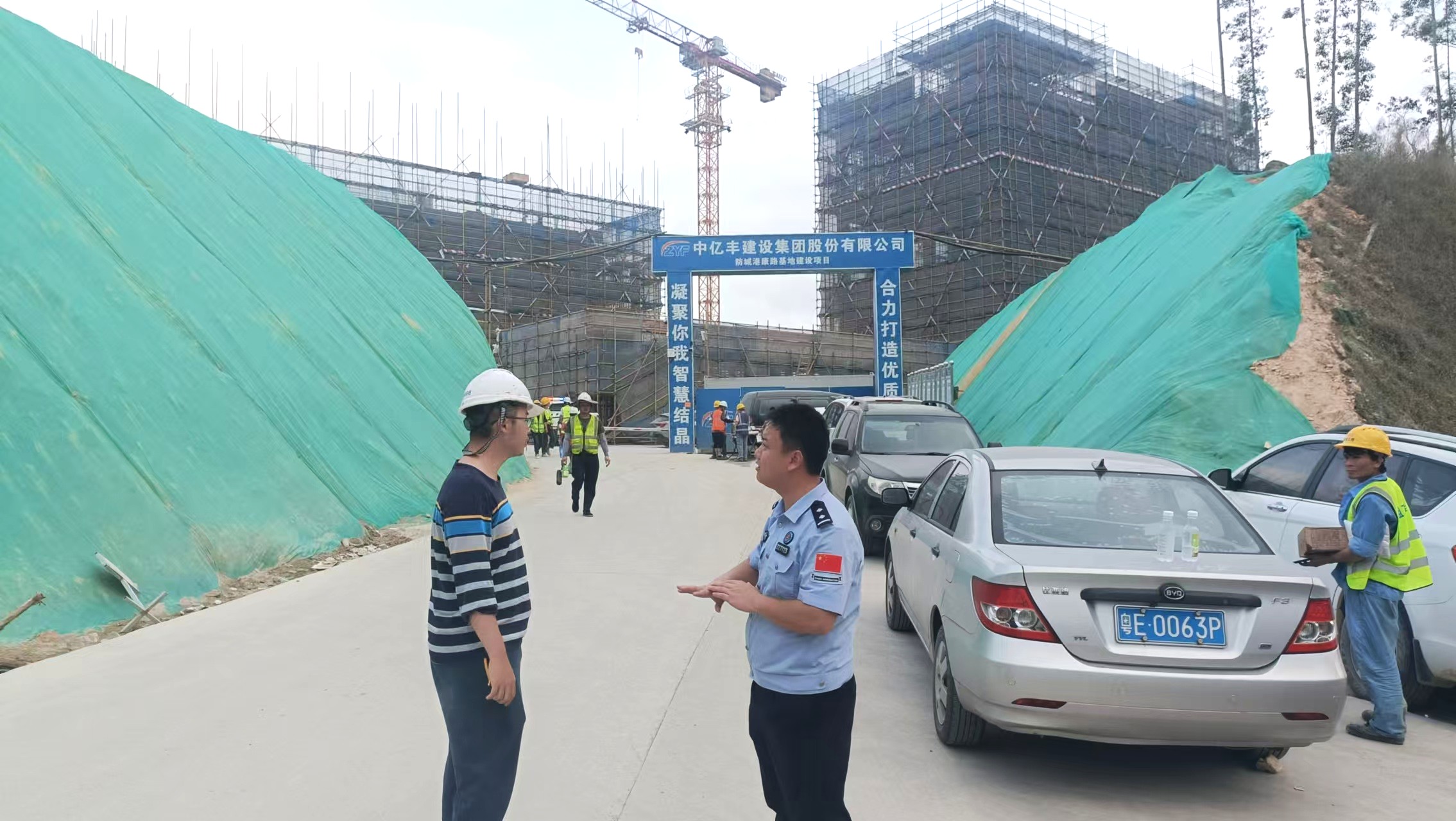 民警到項目開展相關工作。