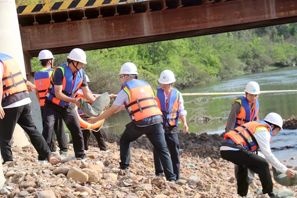 修建臨時防洪堤。