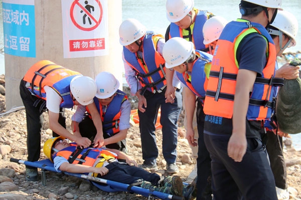 救援轉(zhuǎn)運被困人員。