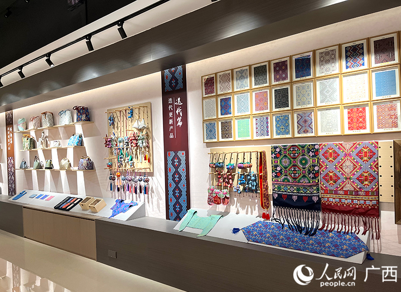 賓陽壯錦館內(nèi)展示精美的壯錦產(chǎn)品。人民網(wǎng) 韋歡攝