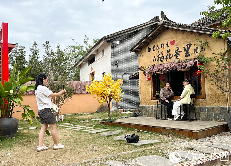 游客在古辣鎮(zhèn)稻花香里旅游景區(qū)內(nèi)拍照打卡。人民網(wǎng) 韋歡攝