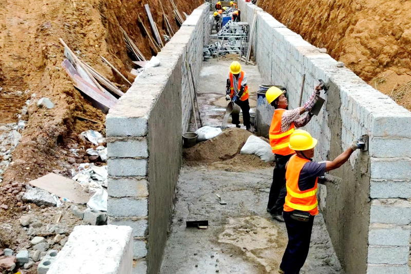 工人們緊張有序地作業(yè)。