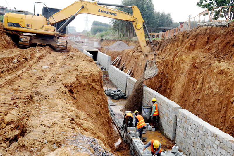 羊頭鎮(zhèn)洞石村境內(nèi)的物流大道項目建設(shè)現(xiàn)場一角。
