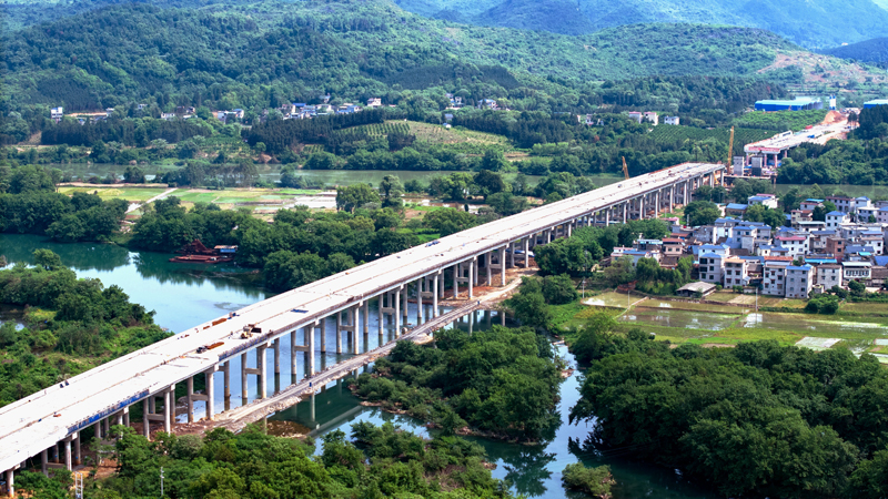 建設(shè)中的全灌高速湘江特大橋。鄧興旺攝