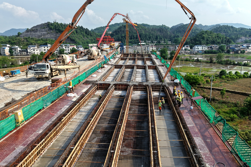 全灌高速全州北互通工人們正在澆筑橋面。鄧興旺攝